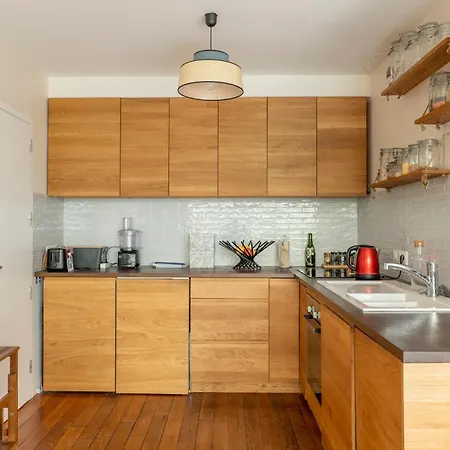 Veeve - Wooden Warmth Apartment
