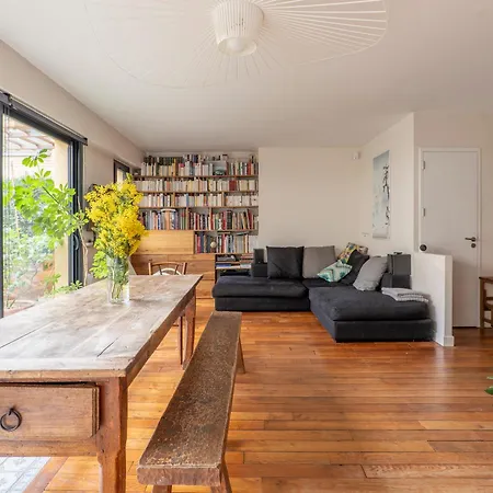 Veeve - Wooden Warmth Apartment